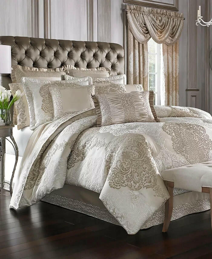 J Queen New York La Scala 4 Piece Comforter Set Queen Gold MSRP $600