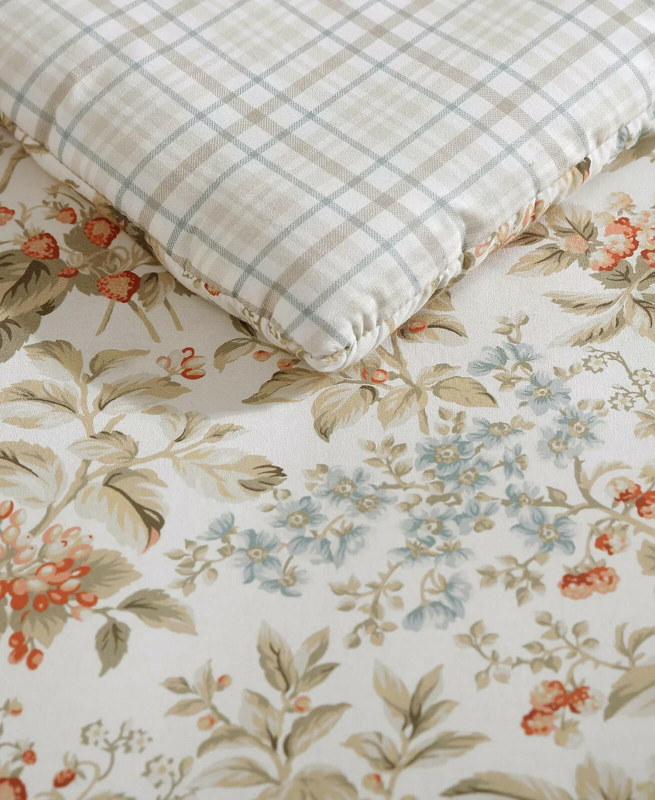 Laura Ashley Bramble Floral Reversible Comforter Set Twin MSRP $250