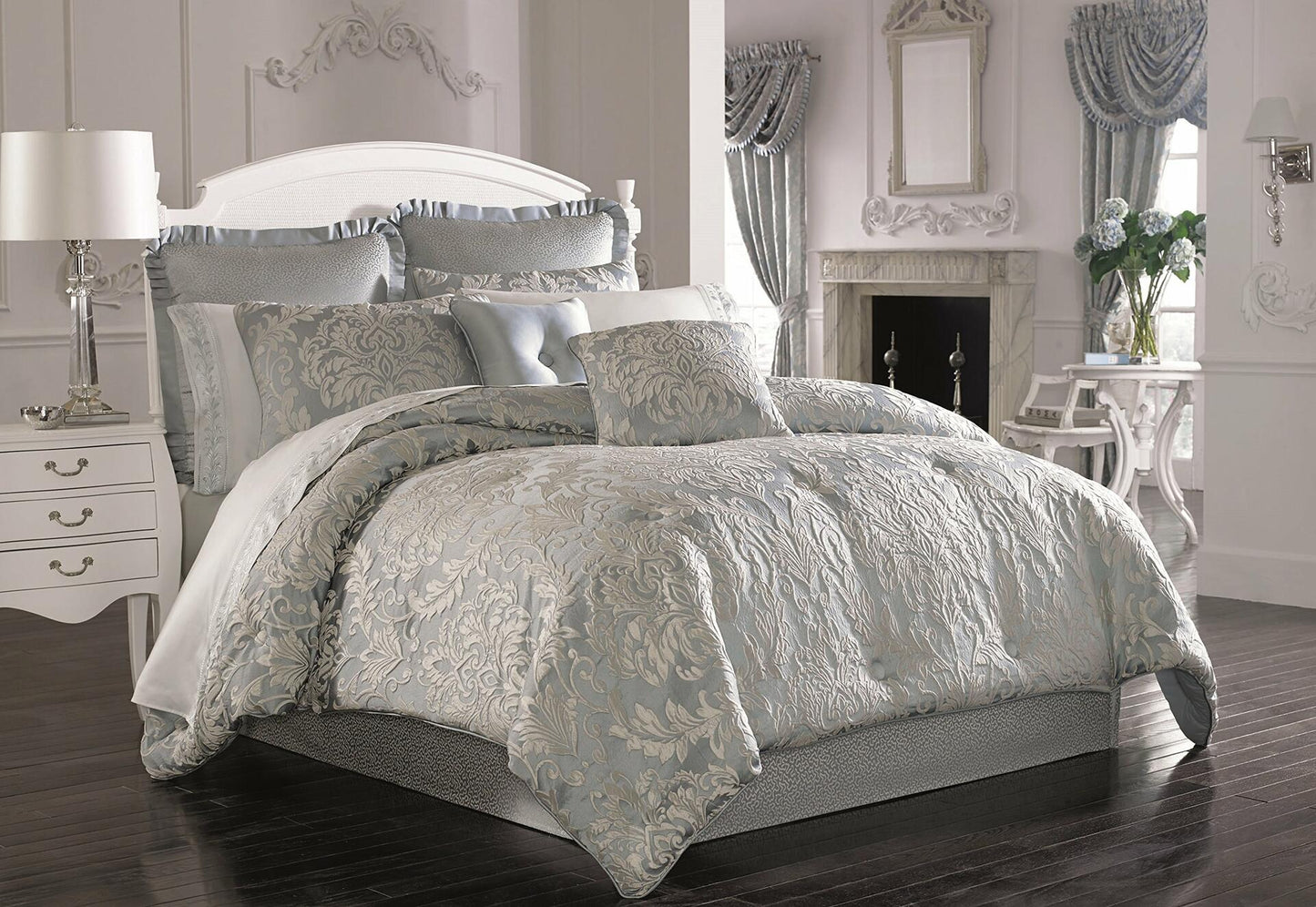 Five Queens Court Faith Comforter 4 Piece Queen MSRP $499