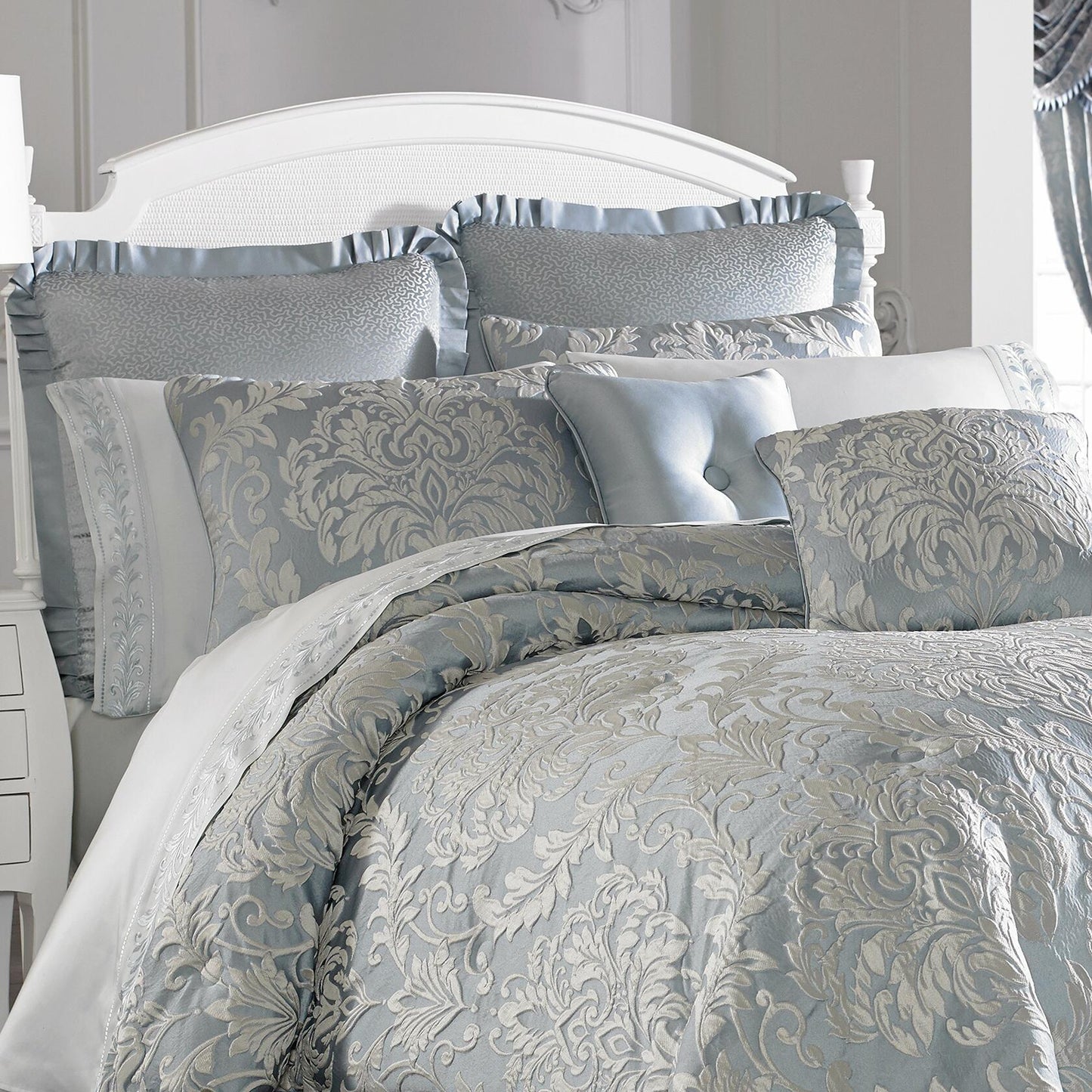 Five Queens Court Faith Comforter 4 Piece Queen MSRP $499