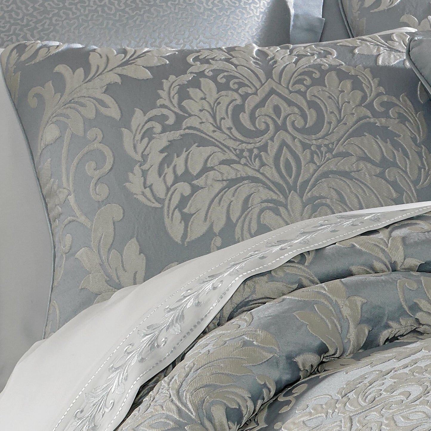 Five Queens Court Faith Comforter 4 Piece Queen MSRP $499