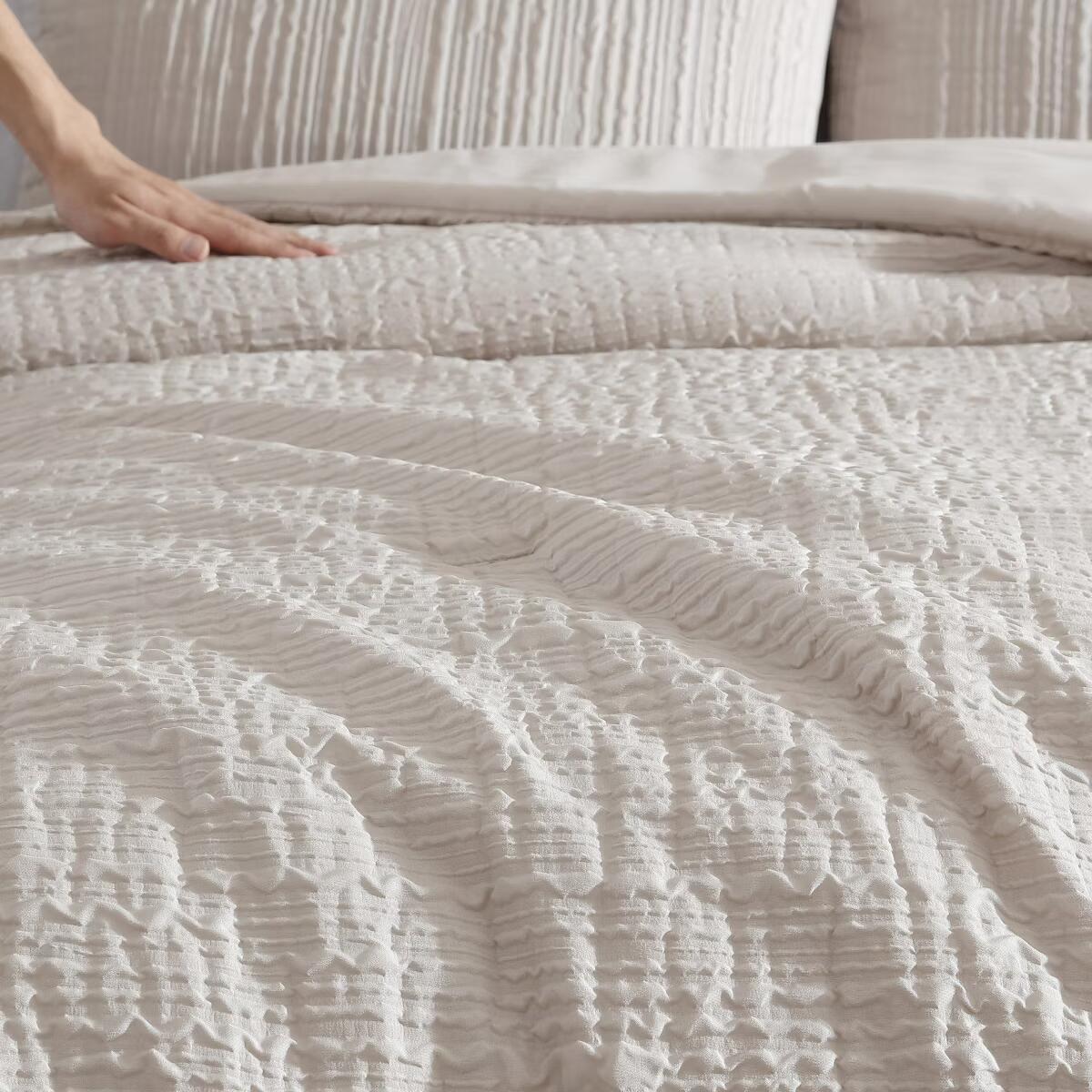 Kenneth Cole Serenity Wavy Lines Comforter Set Twin Beige $100